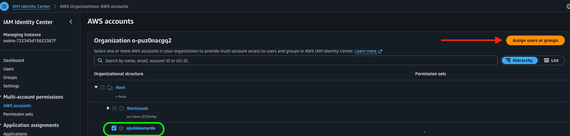 Selección de la cuenta en AWS accounts y botón Assign users or groups